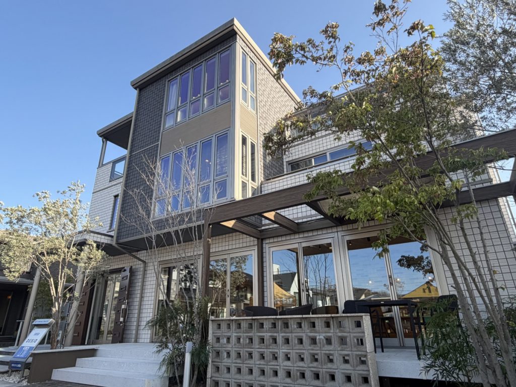 DESIO　セキスイハイムの鉄骨3階建　同じ会場内で2階建も見学可能 外観